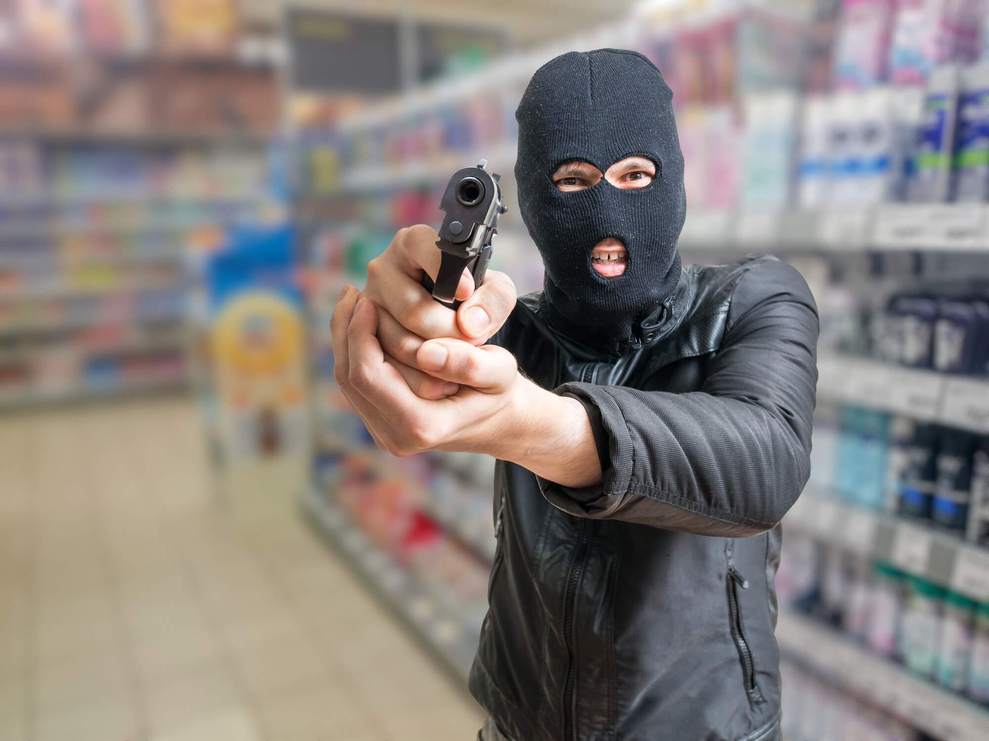 Нападения с пистолетом. Ограбление магазина. Грабитель в магазине. Грабитель с оружием. Ограбление магазина в маске.